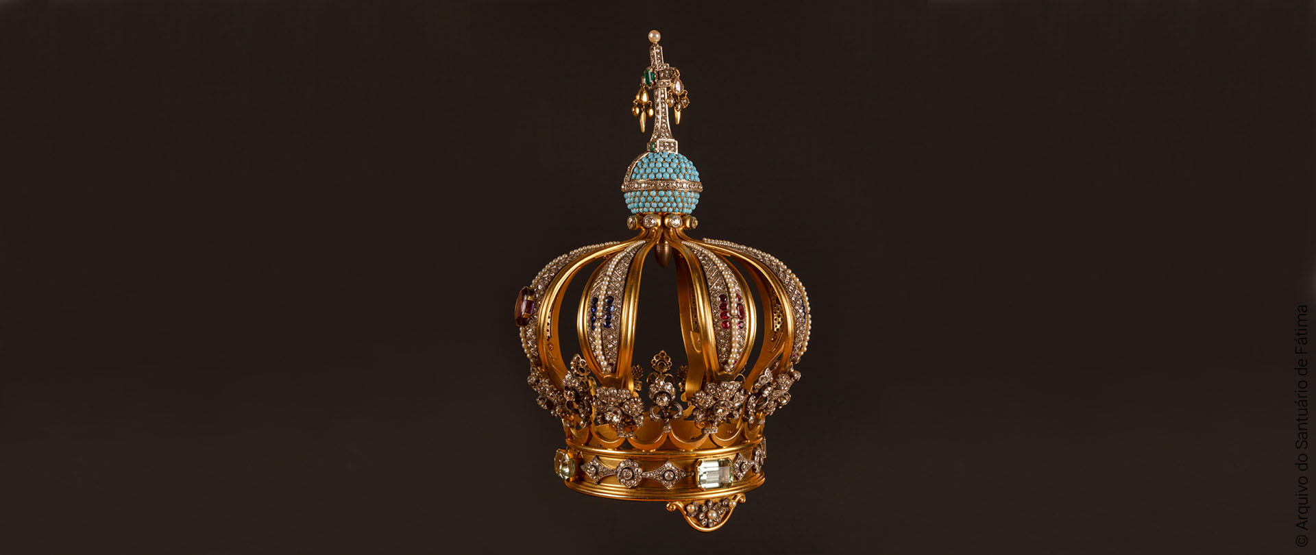 «Precious Crown of the Image of Our Lady of Fatima», c. 1948, Crown (gold, silver and precious stones - c. 2680 stones and 313 pearls - of jewelry donated to the Virgin as a thanksgiving for her protection to the country during World War II. In 1984 the projectile that shot Pope John Paul II on May 13, 1981 it was integrated into the crown, as a relic of contact). Produced by Casa Leitão & Irmão and the projectile was inserted by Ourivesaria Gomes da Póvoa. Height: 24 cm, maximum Ø: 14.89 cm, Ø of the lower rim: 10.48 cm. Photo: Shrine of Fátima Archive