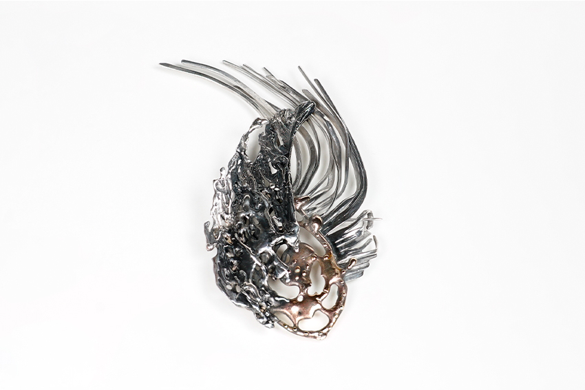 Diana Tobosaru, «Anaydblu. Reborn 3», 2021. Broche (prata esterlina, bronze), 4,5 x 3 cm. Fotografia: Diana Tobosaru