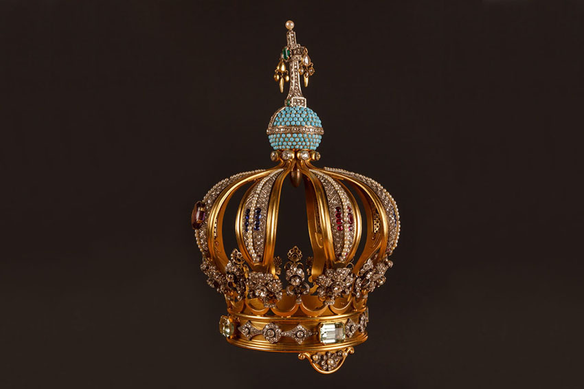 «Precious Crown of Our Lady of Fatima», c. 1948, Crown (gold, silver and precious stones - c. 2680 stones and 313 pearls - of jewelry donated to the Virgin as a thanksgiving for her protection to the country during World War II. In 1984 the projectile that shot Pope John Paul II on May 13, 198,  it was integrated into the crown, as a relic of contact). Produced by Casa Leitão & Irmão and the projectile was inserted by Ourivesaria Gomes da Póvoa. Height: 24 cm, maximum Ø: 14.89 cm, Ø of the lower rim: 10.48 cm. Photography: Shrine of Fátima Archive