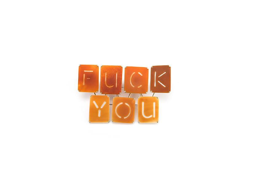 Theo Smeets, «ps. Fuck You», 2011. Brooch (agate, silver, plastic and steel). Photography: Manuel Ocaña