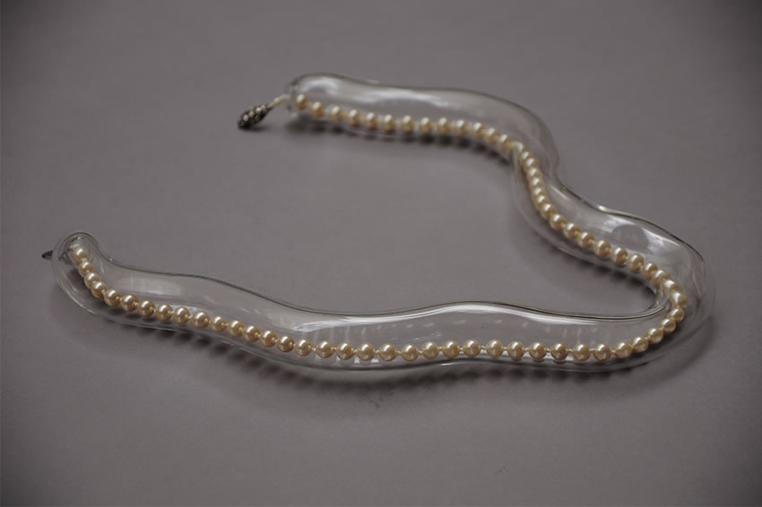 Caroline Broadhead, «Preservation», 2021. Necklace (vintage pearls, glass, acrylic). Photography: Jack Cole